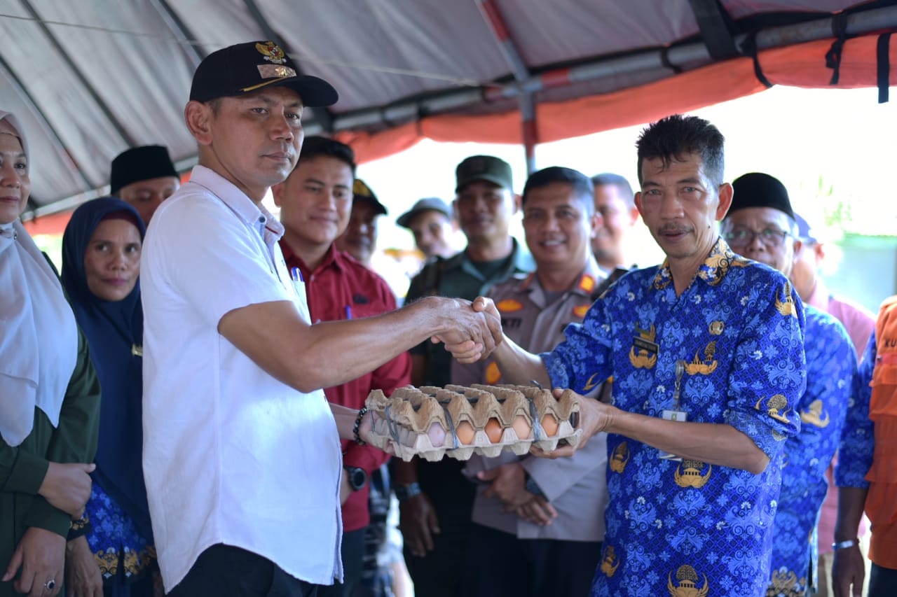 Pemkab Bengkalis Serahkan Bantuan Kepada 7 Desa Yang Terdampak Banjir Di Kecamatan Bantan